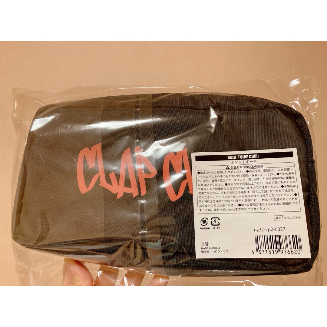 NiziU(ニジュー)のNiziU『Clap Clap』ポケットポーチ エンタメ/ホビーのタレントグッズ(アイドルグッズ)の商品写真