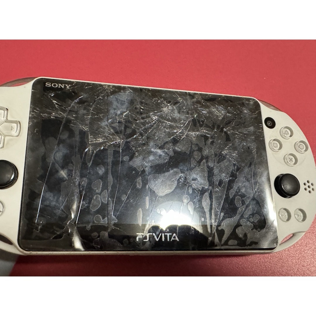 PlayStation Vita(プレイステーションヴィータ)のvita  グレイシャーホワイト　画面割れ　ジャンク　A エンタメ/ホビーのゲームソフト/ゲーム機本体(携帯用ゲーム機本体)の商品写真