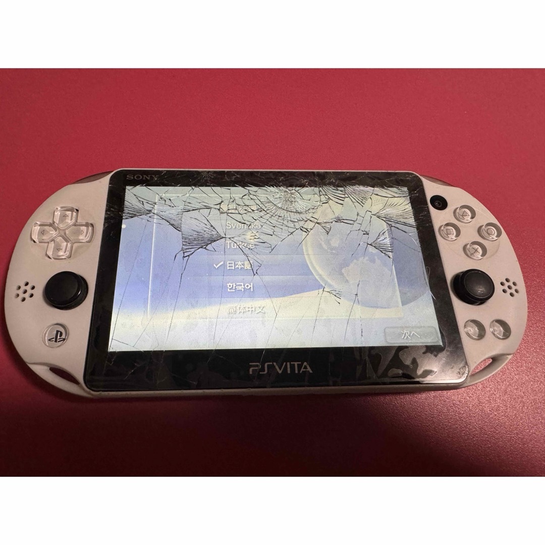 PlayStation Vita(プレイステーションヴィータ)のvita  グレイシャーホワイト　画面割れ　ジャンク　A エンタメ/ホビーのゲームソフト/ゲーム機本体(携帯用ゲーム機本体)の商品写真