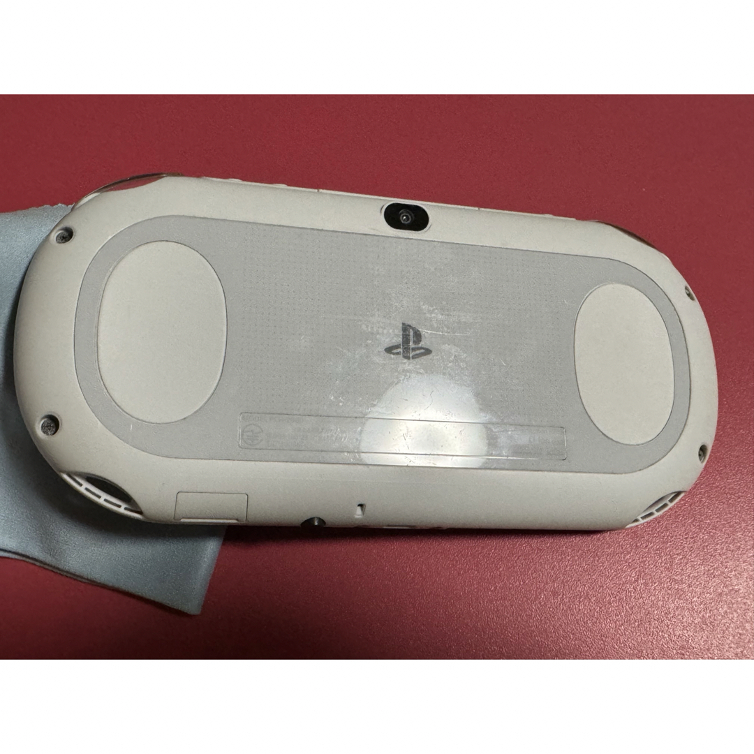 PlayStation Vita(プレイステーションヴィータ)のvita  グレイシャーホワイト　画面割れ　ジャンク　A エンタメ/ホビーのゲームソフト/ゲーム機本体(携帯用ゲーム機本体)の商品写真