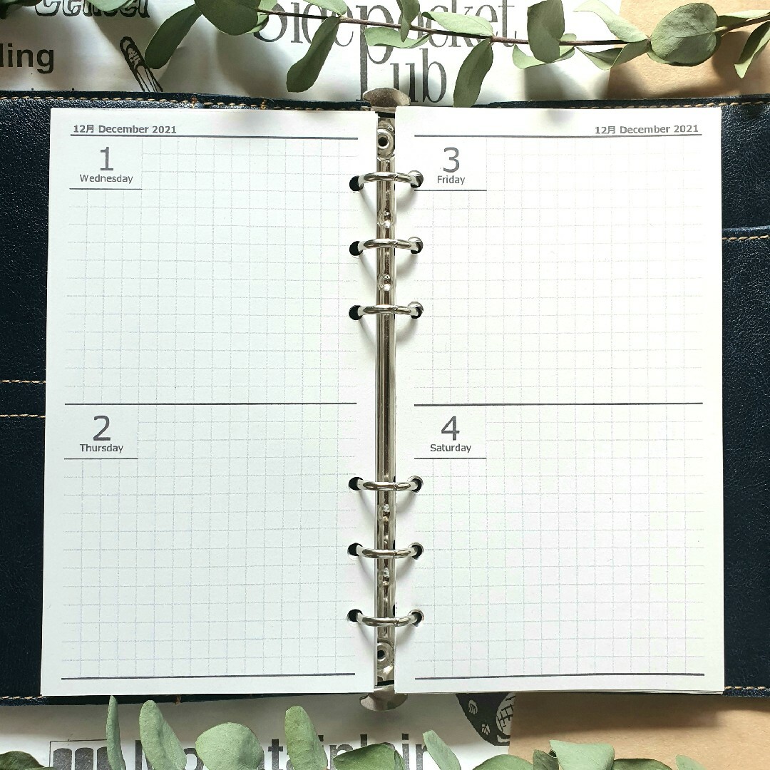【バイブル黒】見開き4日間日記帳（方眼タイプ）2024 システム手帳リフィル インテリア/住まい/日用品の文房具(カレンダー/スケジュール)の商品写真
