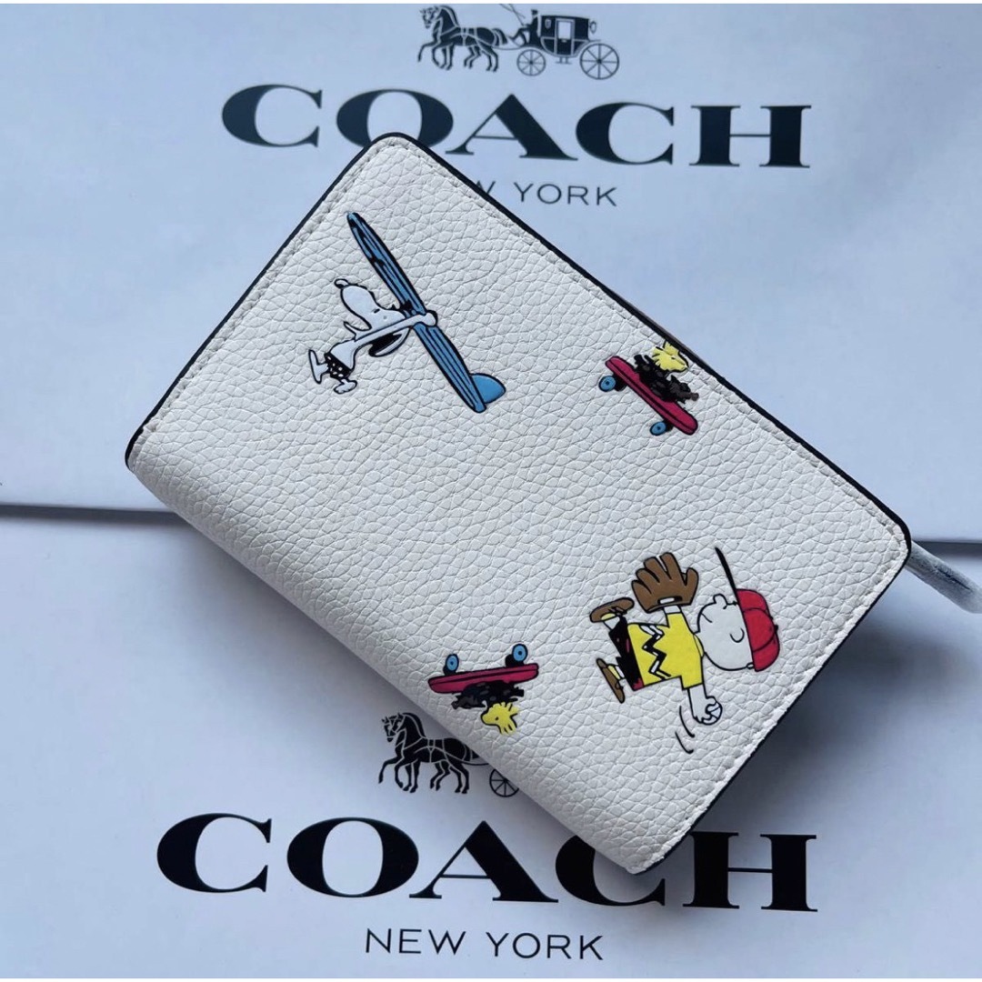 新品スヌーピー 二つ折り財布COACH ホワイトミディアム  ジップ ウォレット 1