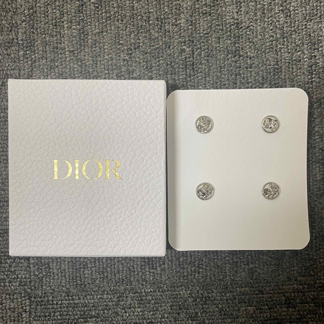 Dior(ディオール)のDior コスメ ピンバッチ 4種類 ディオール エンタメ/ホビーのコレクション(ノベルティグッズ)の商品写真