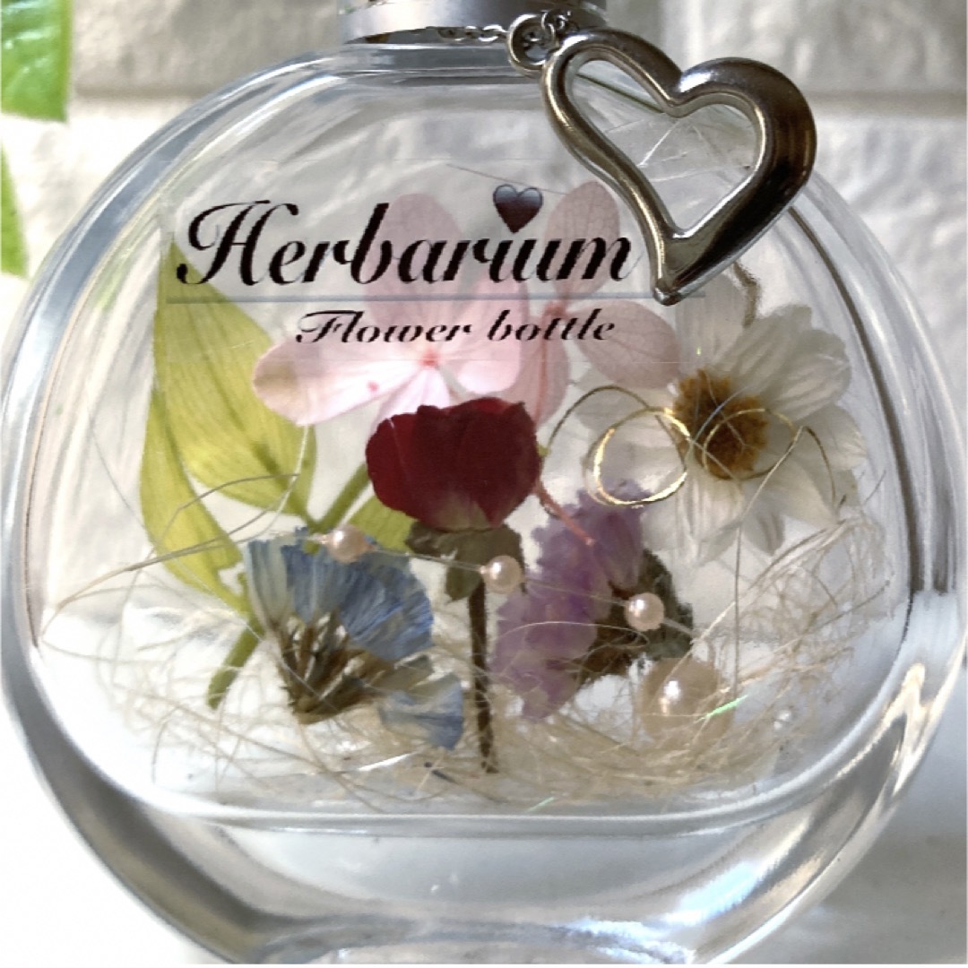 ハーバリウム　薔薇の押し花　ハートのチャーム付き♪オープンハートのチャーム付き♪ ハンドメイドのフラワー/ガーデン(その他)の商品写真