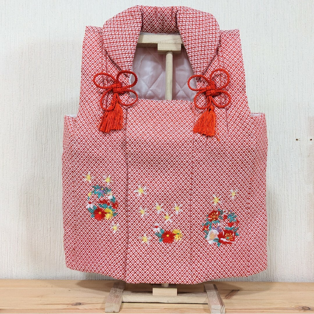 被布 刺繍 綿入り 着物 赤色 鹿の子 スタンド付き 雛人形 七五三 お祝い6