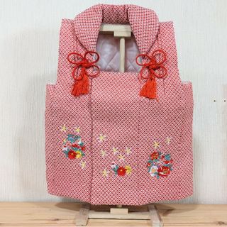 被布 刺繍 綿入り 着物 赤色 鹿の子 スタンド付き 雛人形 七五三 お祝い6(和服/着物)