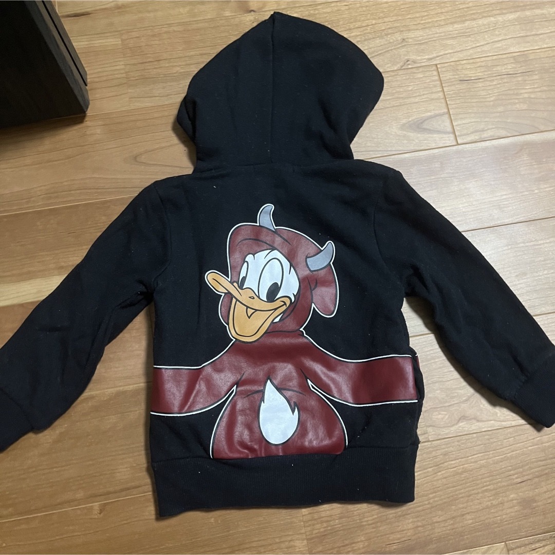 Disney(ディズニー)のドナルド　フード付き　パーカー　デビル キッズ/ベビー/マタニティのキッズ服男の子用(90cm~)(ジャケット/上着)の商品写真