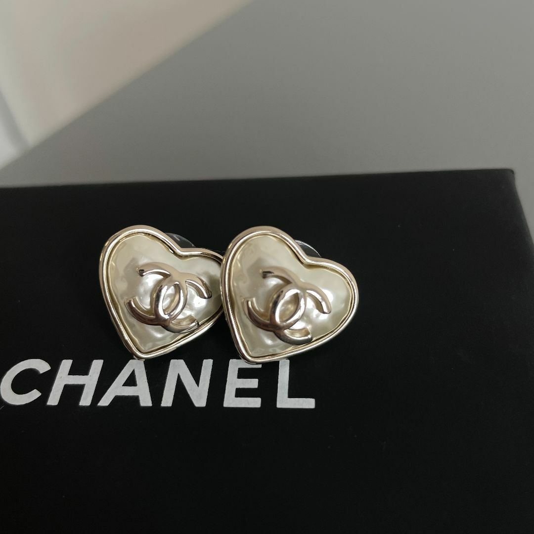 【新品付属品あり☆即日発送】CHANEL 定番パールピアス プレゼントにも♪