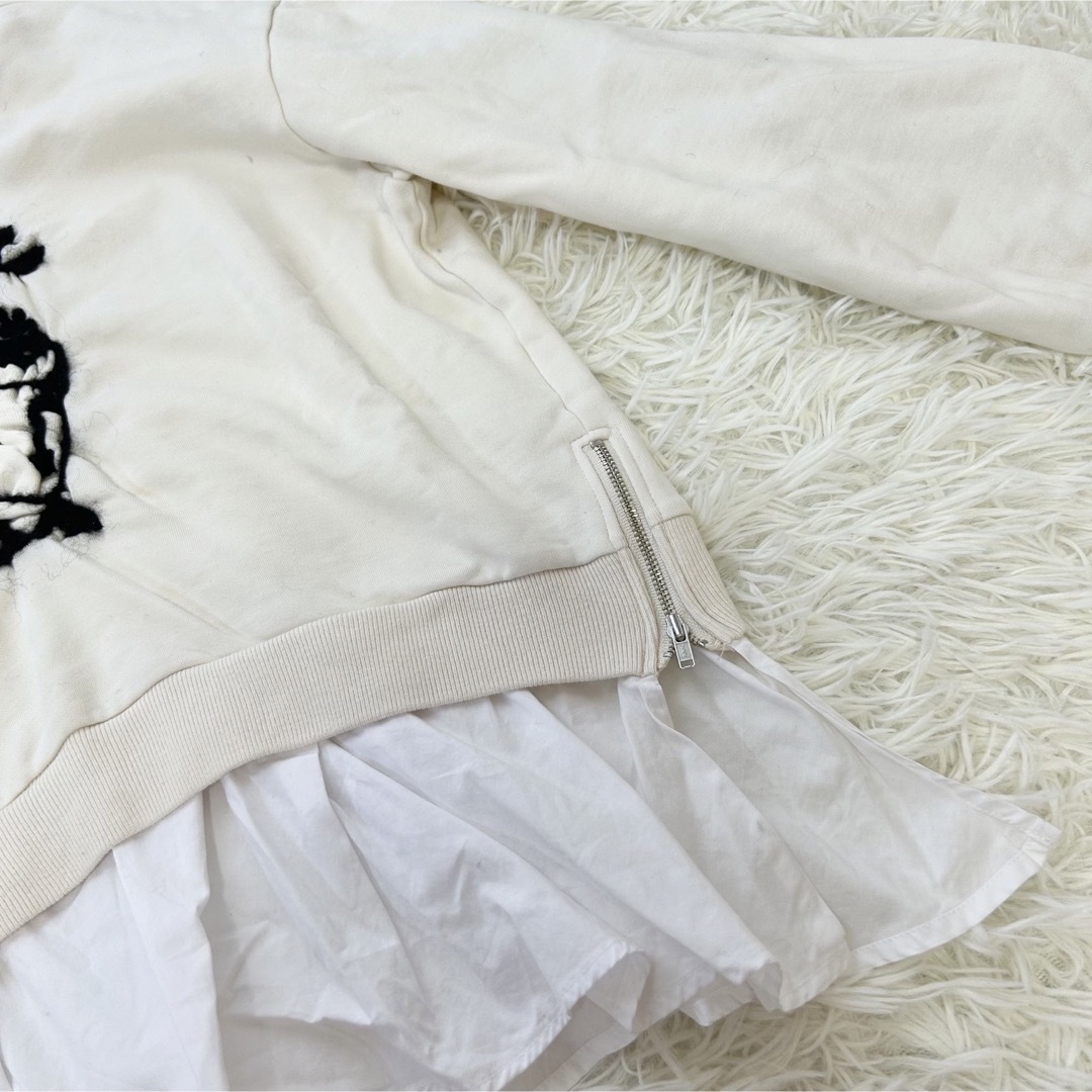 MUVEIL(ミュベール)のMUVEIL 刺繍 ドッキングカットソー スウェット フリル ホワイト レディースのトップス(トレーナー/スウェット)の商品写真