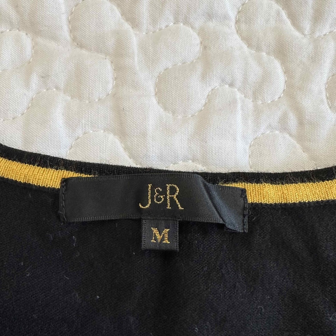 J&R(ジェイアンドアール)の【美品】J&R ベスト　ニット　黒　Vネック　 レディースのトップス(ニット/セーター)の商品写真