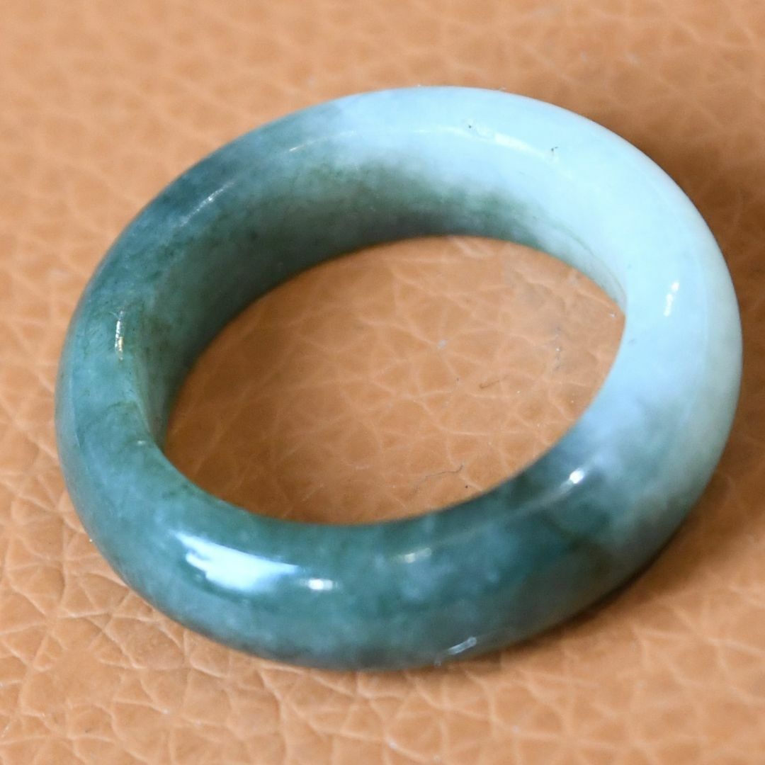J1064　ヒスイ　翡翠　リング　指輪　15号　ミャンマー　ジェイド　ジェダイト レディースのアクセサリー(リング(指輪))の商品写真