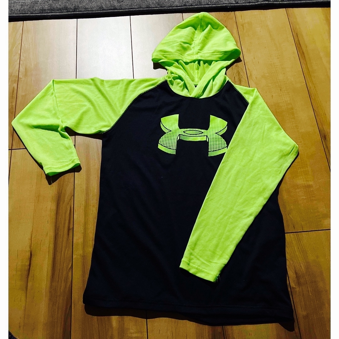 UNDER ARMOUR(アンダーアーマー)のアンダーアーマー　カットソー　150 キッズ/ベビー/マタニティのキッズ服男の子用(90cm~)(Tシャツ/カットソー)の商品写真