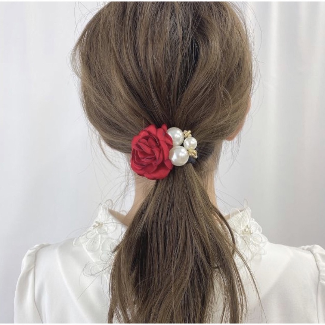 【レッド】薔薇パールヘアゴム バラ シュシュ 結婚式 入学式 卒業式  レディースのヘアアクセサリー(ヘアゴム/シュシュ)の商品写真