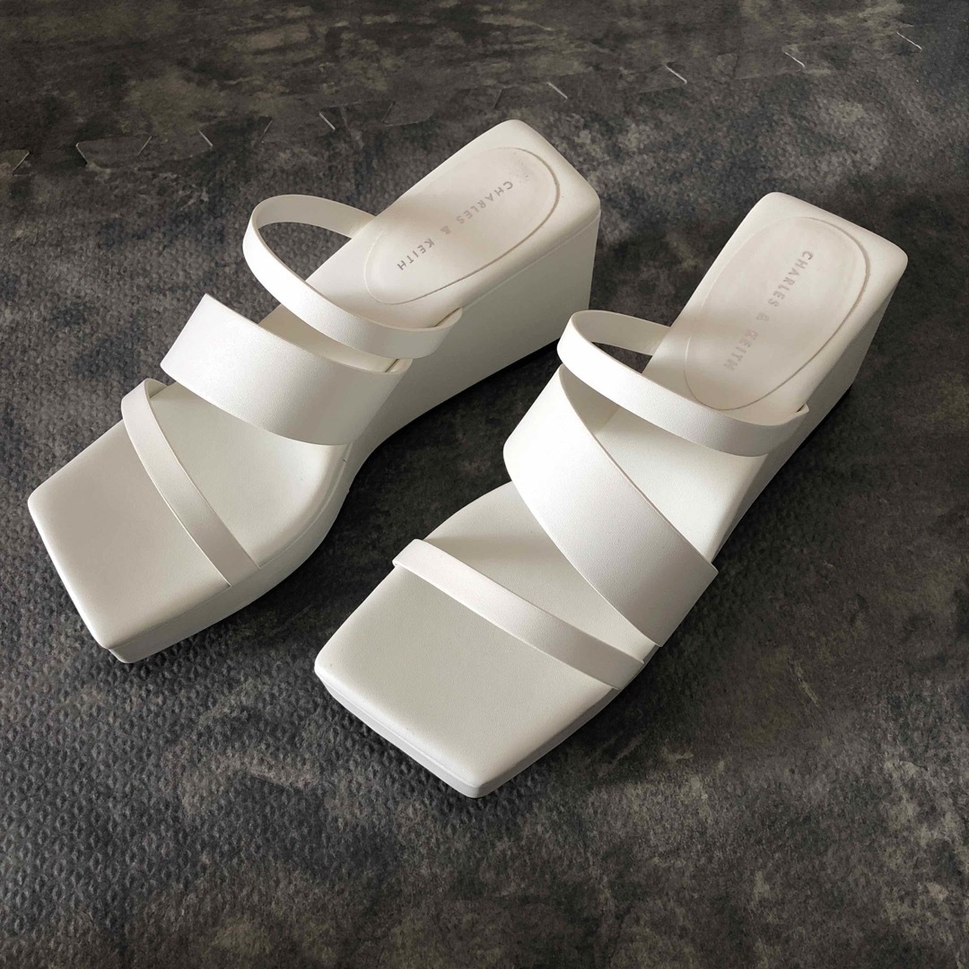 Charles and Keith - 新品未使用 CHARLES&KEITH サンダルの通販 by