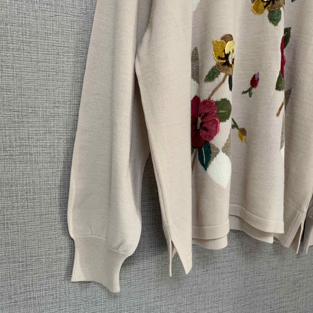 ANNA FRODI 美品　ニット　セーター　花柄　デザインニット レディースのトップス(ニット/セーター)の商品写真