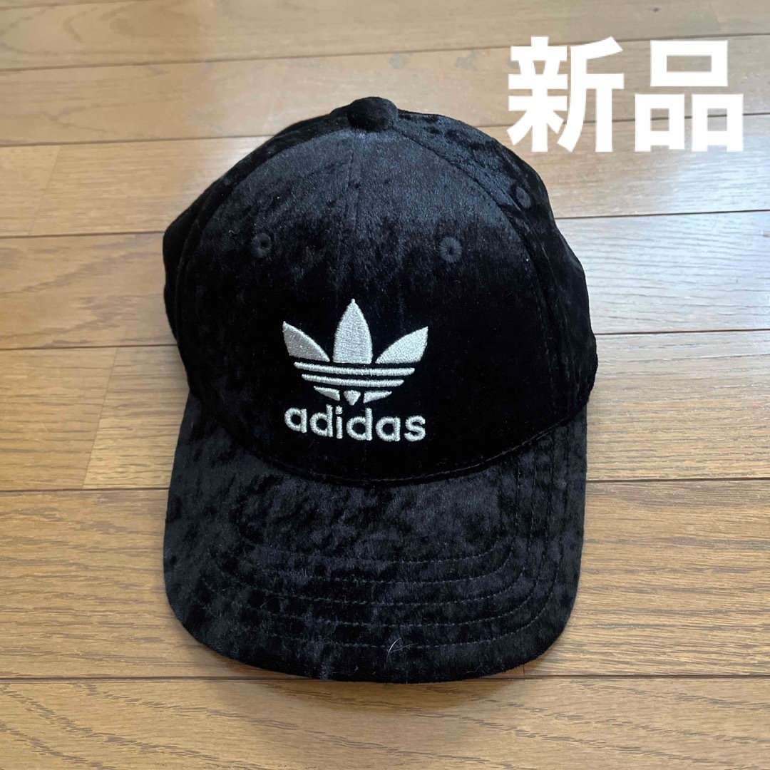 adidas(アディダス)の新品　アディダス　ベロア　キャップ レディースの帽子(キャップ)の商品写真