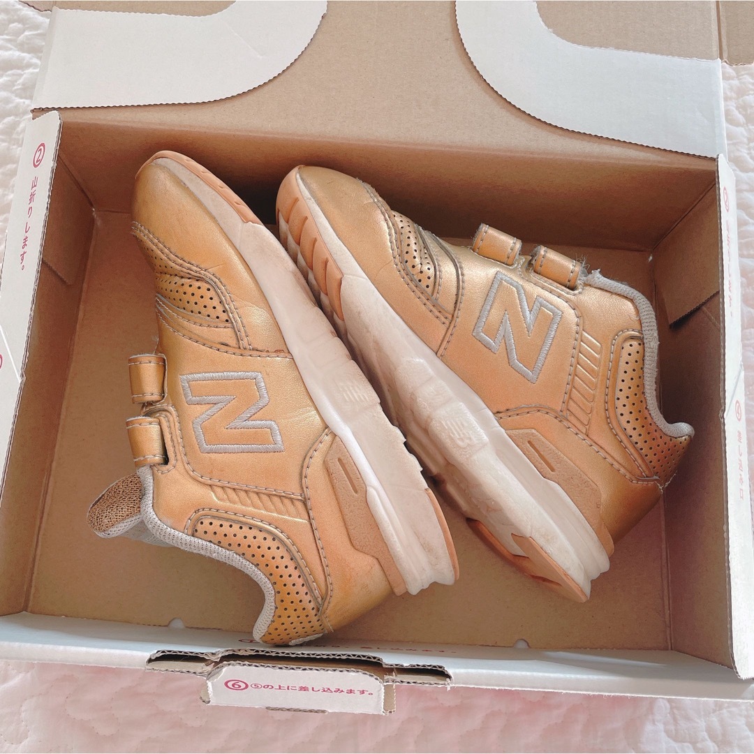 New Balance(ニューバランス)のニューバランス 15cm キッズ スニーカー 子ども用 ゴールド キッズ/ベビー/マタニティのキッズ靴/シューズ(15cm~)(スニーカー)の商品写真