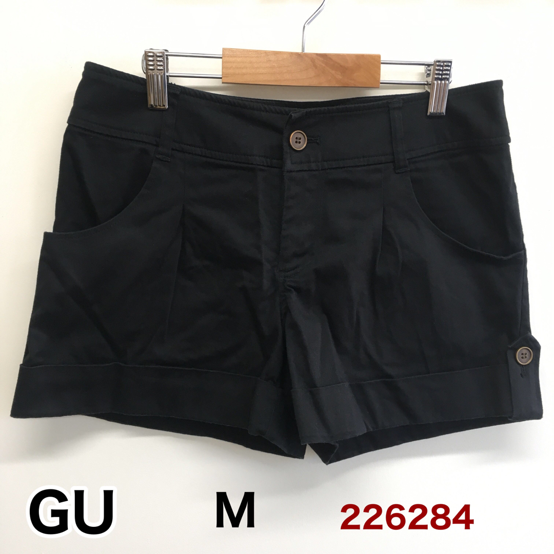 GU(ジーユー)のGU ロールアップショートパンツ　ブラック　Mサイズ　226284 レディースのパンツ(ショートパンツ)の商品写真