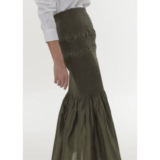 トーテム(TOTEME)のCoripe silk skirt dark olive(ロングスカート)