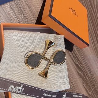 HERMES エルメス プティアッシュ ブローチMM ブローチ H1022508 92 ポロサス シルク  ブラウン系 ブラック シルバー金具 バッジ クロコダイル 【本物保証】