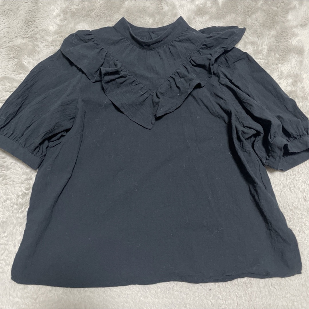 GU(ジーユー)のGU ラッフルハイネックブラウス ボリューム ブラウス コットン 黒 ブラック レディースのトップス(シャツ/ブラウス(半袖/袖なし))の商品写真