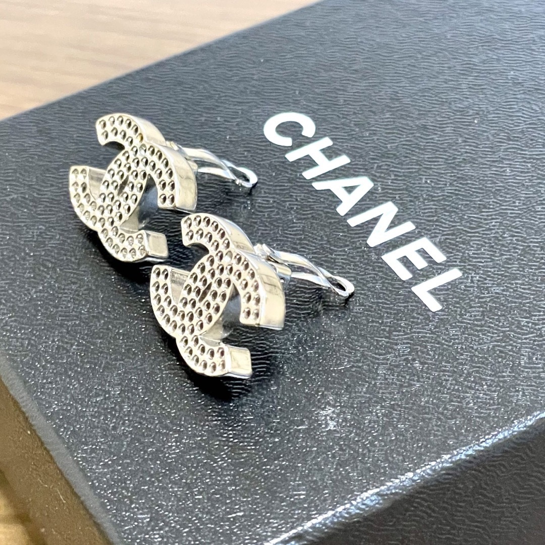 CHANELパンチングシルバーイヤリングレディース