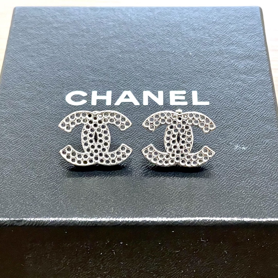 CHANELパンチングシルバーイヤリング-