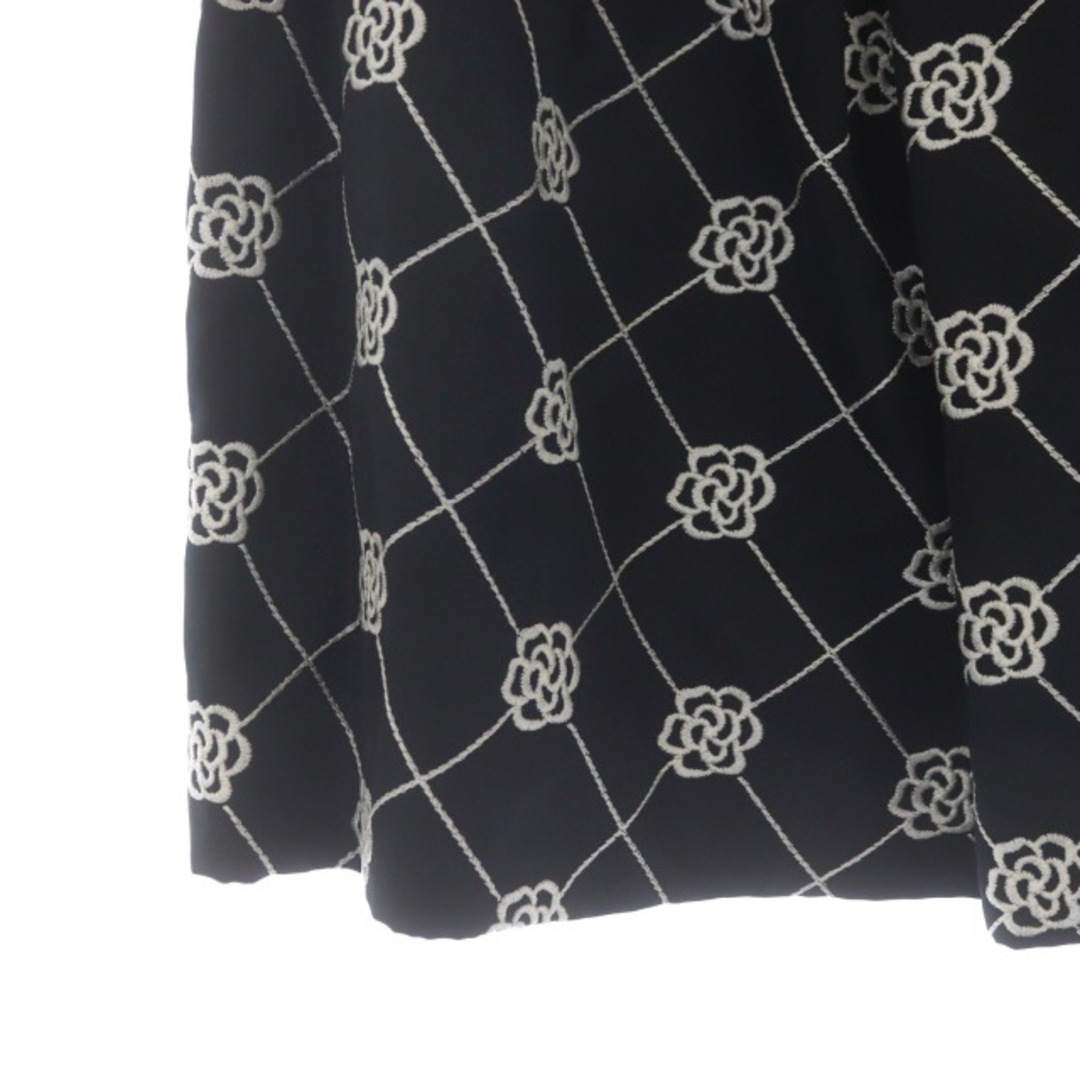 M'S GRACY(エムズグレイシー)のエムズグレイシー スカート カメリア 刺繍 フレア ミニ 36 黒 白 レディースのスカート(ミニスカート)の商品写真