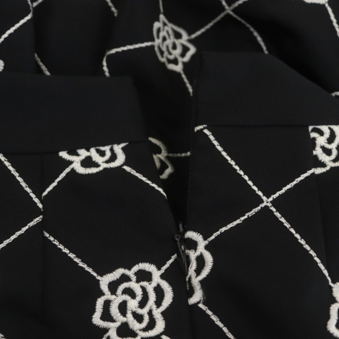 M'S GRACY(エムズグレイシー)のエムズグレイシー スカート カメリア 刺繍 フレア ミニ 36 黒 白 レディースのスカート(ミニスカート)の商品写真