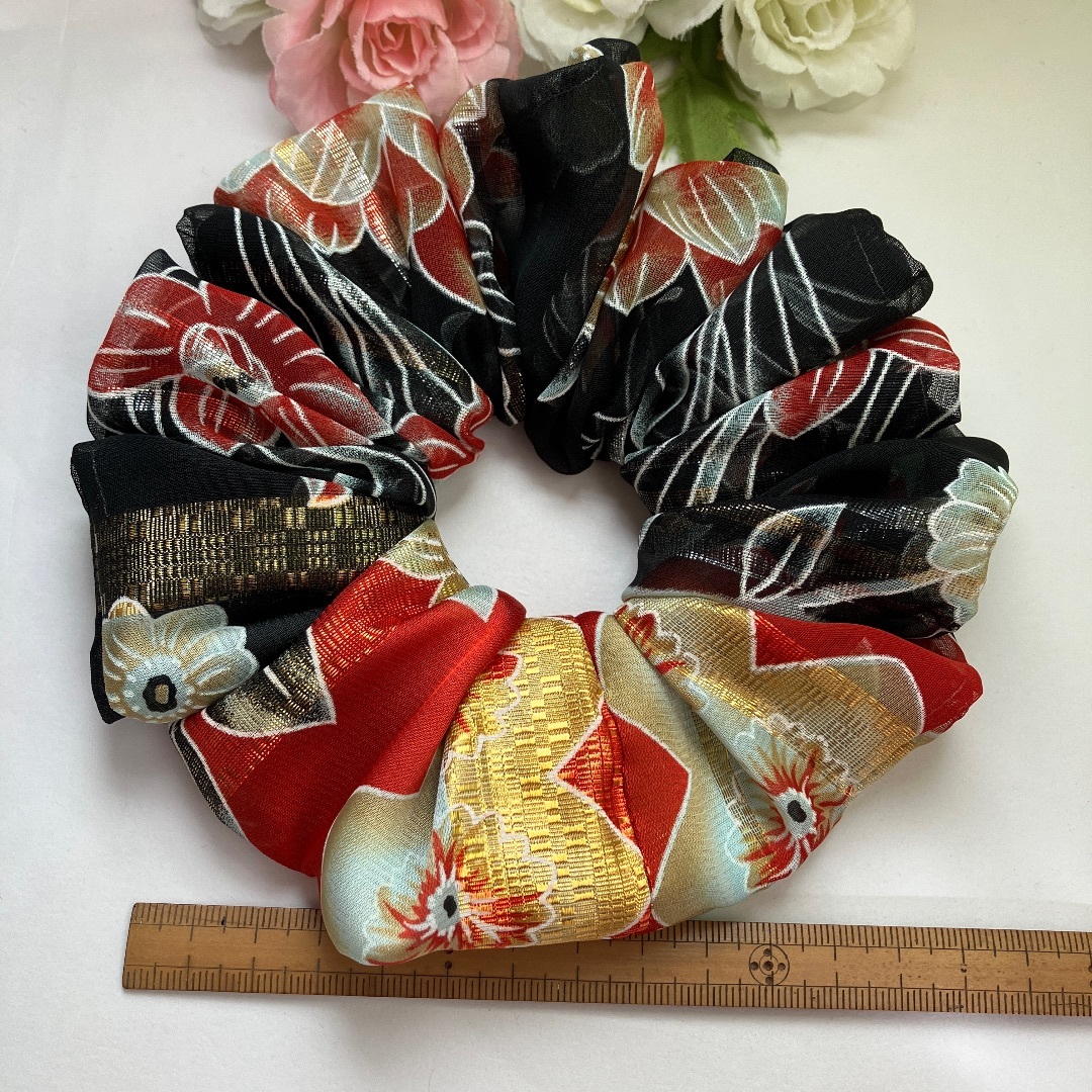☆1点のみ☆黒、赤花柄シュシュ