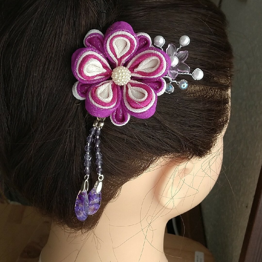半クスホワイトと紫のつまみ細工髪飾り ハンドメイドのアクセサリー(ヘアアクセサリー)の商品写真