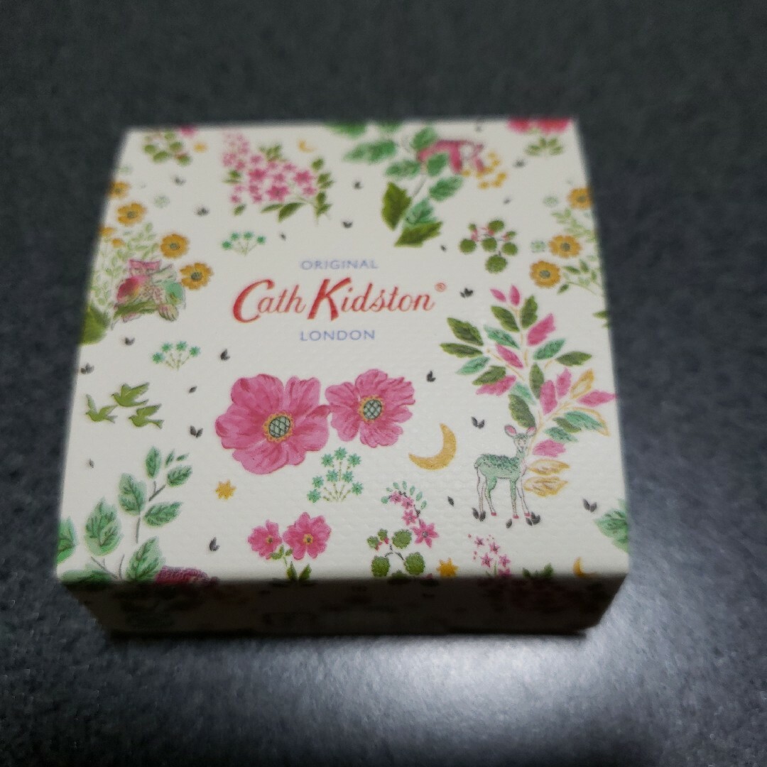 Cath Kidston(キャスキッドソン)のCath Kidstonキャス・キッドソンリップバーム3個セット コスメ/美容のベースメイク/化粧品(リップグロス)の商品写真