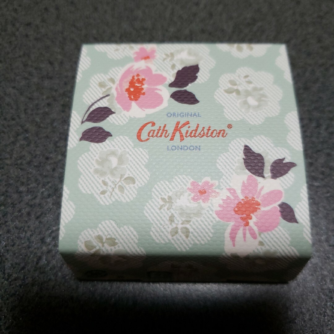 Cath Kidston(キャスキッドソン)のCath Kidstonキャス・キッドソンリップバーム3個セット コスメ/美容のベースメイク/化粧品(リップグロス)の商品写真