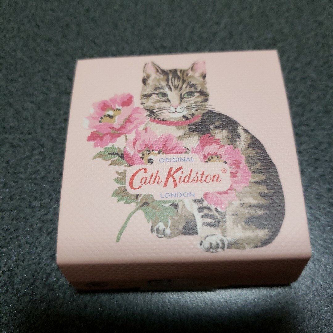 Cath Kidston(キャスキッドソン)のCath Kidstonキャス・キッドソンリップバーム3個セット コスメ/美容のベースメイク/化粧品(リップグロス)の商品写真