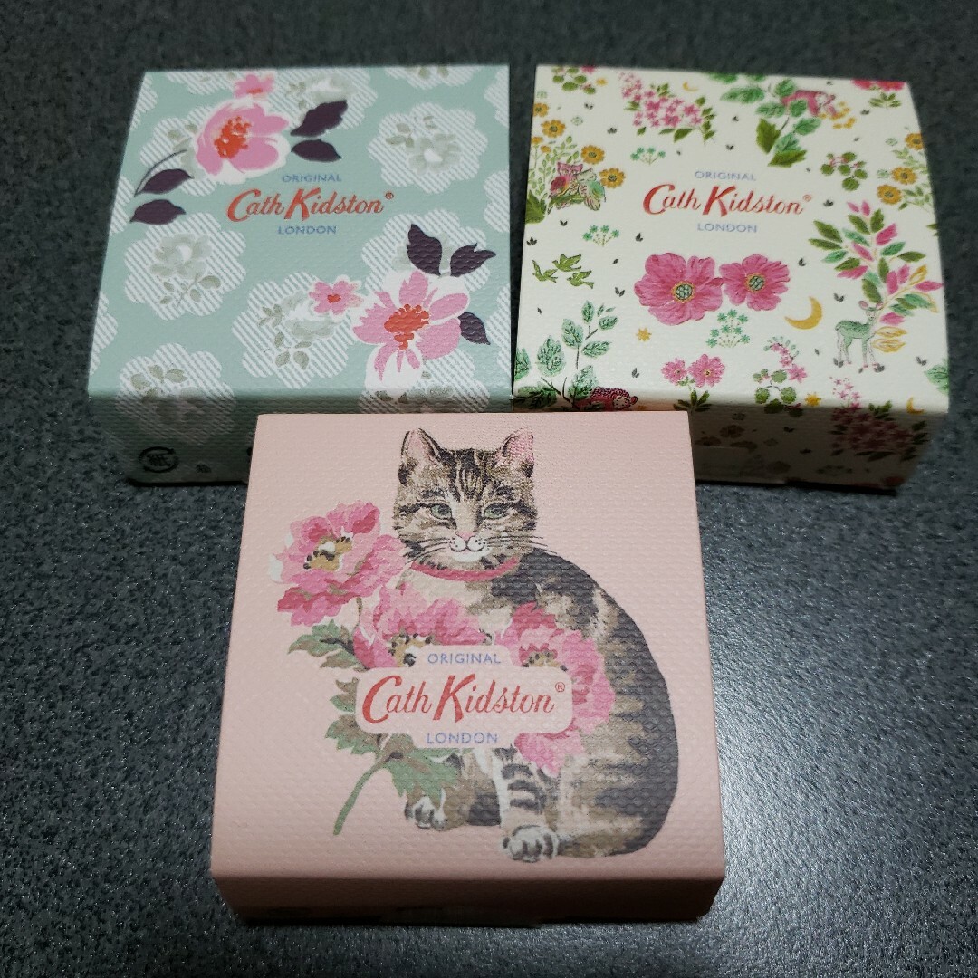 Cath Kidston(キャスキッドソン)のCath Kidstonキャス・キッドソンリップバーム3個セット コスメ/美容のベースメイク/化粧品(リップグロス)の商品写真