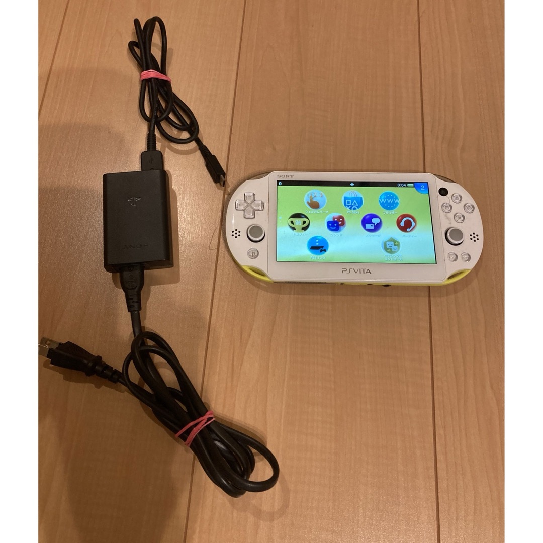 PlayStation Vita(プレイステーションヴィータ)のPlayStation®Vita（PCH-2000シリーズ）中古本体 エンタメ/ホビーのゲームソフト/ゲーム機本体(携帯用ゲーム機本体)の商品写真