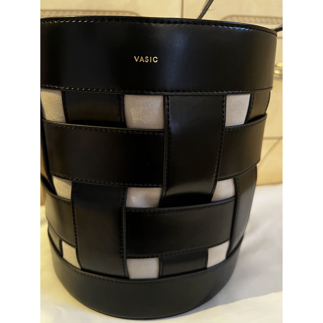 VASIC(ヴァジック)の定価49500円！バケツバッグ VASIC ショルダーストラップ付き／22×20 レディースのバッグ(ハンドバッグ)の商品写真