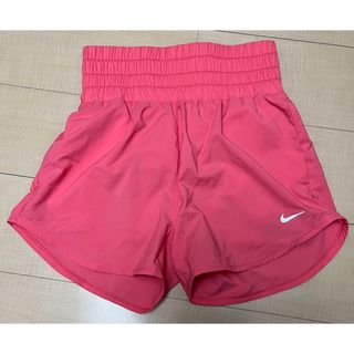 ナイキ(NIKE)のナイキ　Lサイズ　レディース　ショートパンツ　ピンク　インナー有(ヨガ)