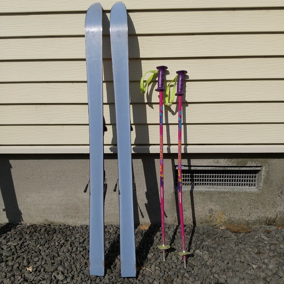 ①子供用のブルーモリスのスキー板とストック