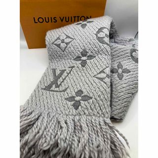 ルイヴィトン(LOUIS VUITTON)の【ルイ・ヴィトン　極美品マフラー】ロゴマニア× グリペルルグレー(マフラー/ショール)