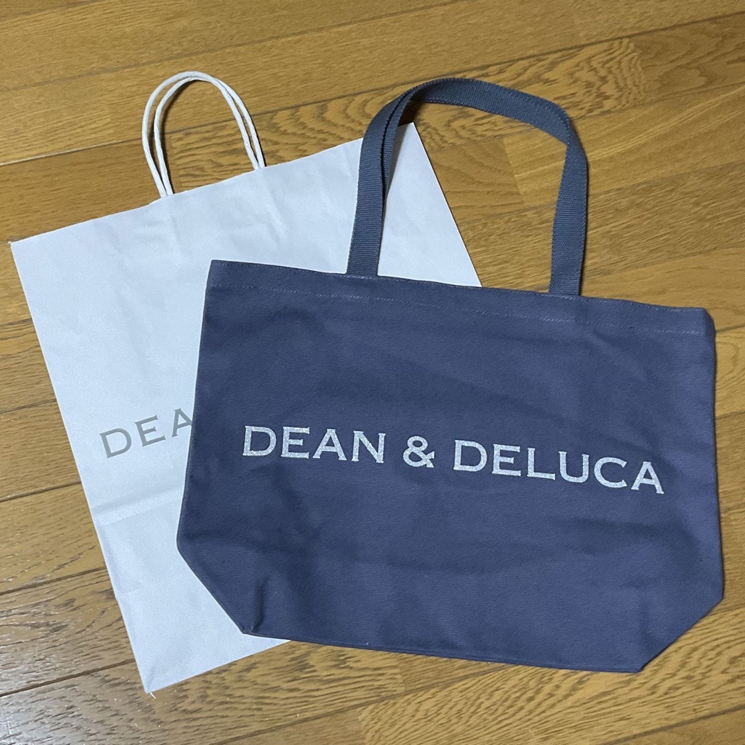 DEAN & DELUCA(ディーンアンドデルーカ)のDEAN&DELUCA チャリティートートバッグ ブルーグレー  Lサイズ  エンタメ/ホビーのコレクション(その他)の商品写真