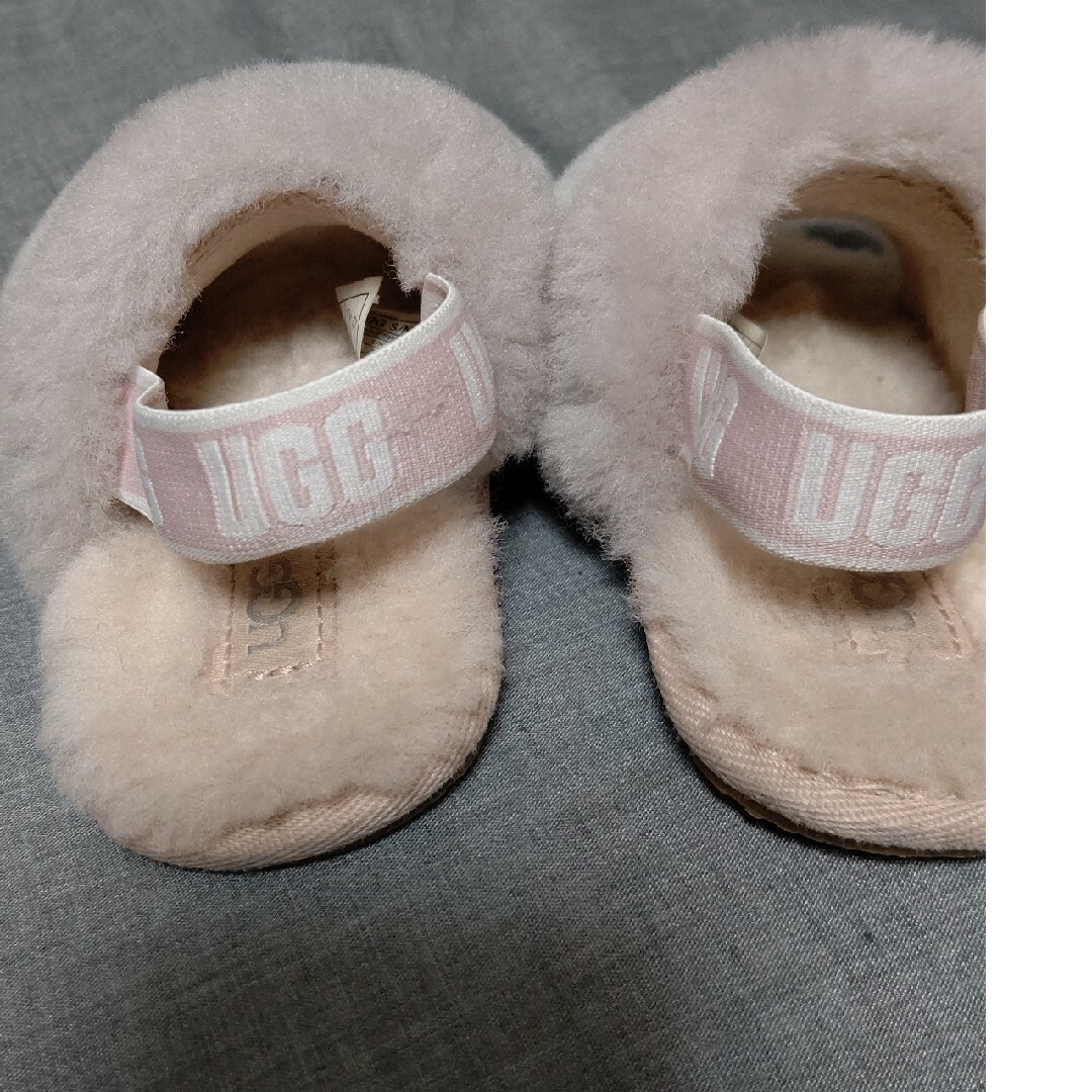 UGG(アグ)のUGG キッズ/ベビー/マタニティのキッズ靴/シューズ(15cm~)(サンダル)の商品写真