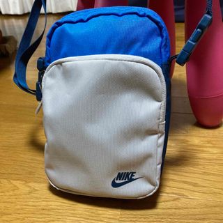 ナイキ(NIKE)のナイキ　NIKEバイカラーショルダーポシェット　サコッシュ・ライトグレーxブルー(ショルダーバッグ)