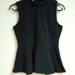 ペプラムトップス  裾フレア  ブラック モックネックノースリーブ(カットソー(半袖/袖なし))