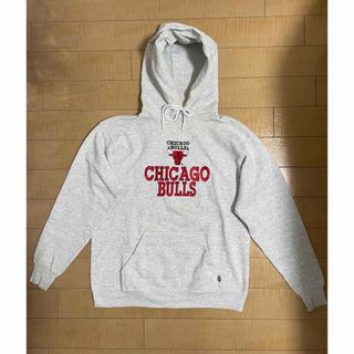 ミッチェルアンドネス(MITCHELL & NESS)のCHICAGO BULLS プルオーバーパーカー　アッシュグレー(パーカー)