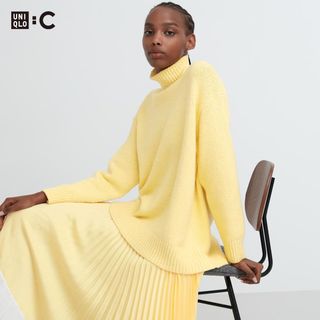 ユニクロ(UNIQLO)のUNIQLO C ソフトニットハイネックセーター（長袖）イエロー　Mサイズ(ニット/セーター)