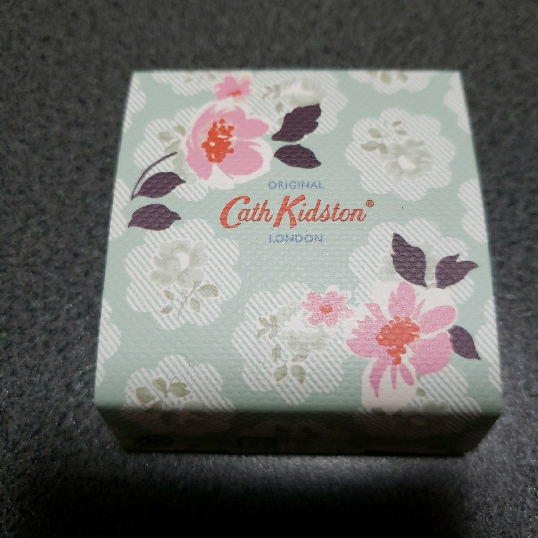 Cath Kidston(キャスキッドソン)のCath Kidstonリップバーム3個セット コスメ/美容のスキンケア/基礎化粧品(リップケア/リップクリーム)の商品写真