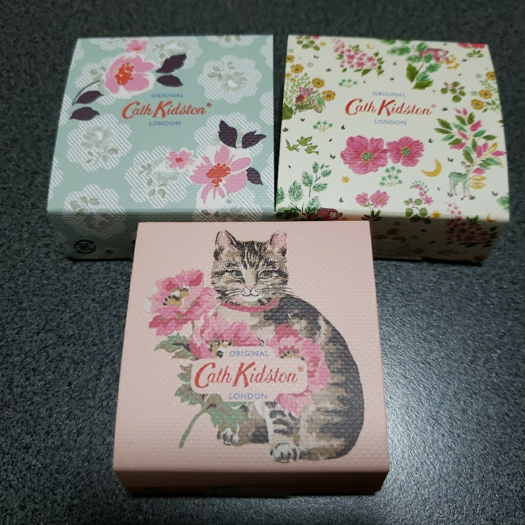 Cath Kidston(キャスキッドソン)のCath Kidstonリップバーム3個セット コスメ/美容のスキンケア/基礎化粧品(リップケア/リップクリーム)の商品写真