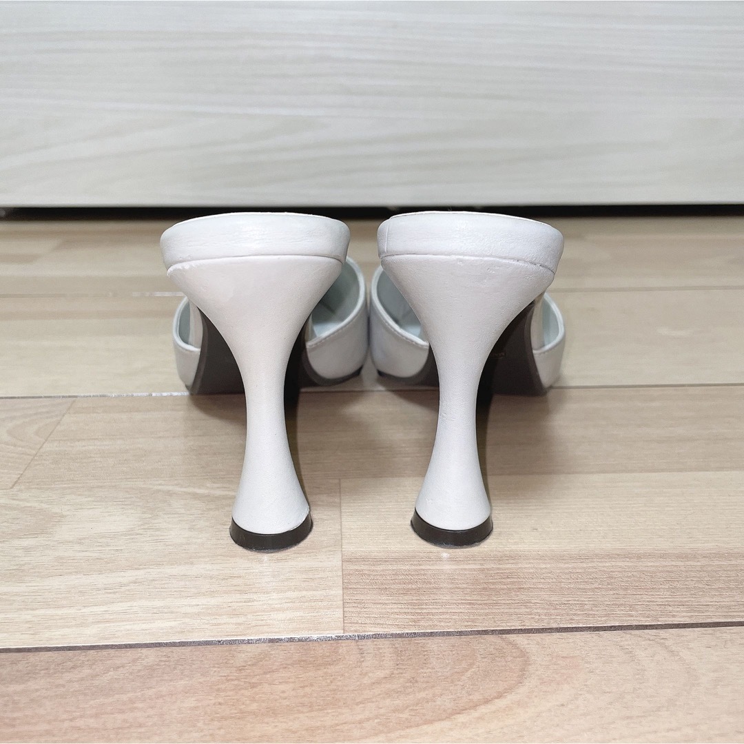 GYDA(ジェイダ)のGYDA ベルトデザインポインテッドミュール アイボリー パンプス ヒール 美品 レディースの靴/シューズ(ミュール)の商品写真