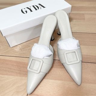 ジェイダ(GYDA)のGYDA ベルトデザインポインテッドミュール アイボリー パンプス ヒール 美品(ミュール)